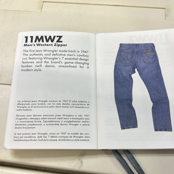 Wrangler Icons Jeans Slim Straight Faded Blue NWT Various Sizes - Picture 9 of 10